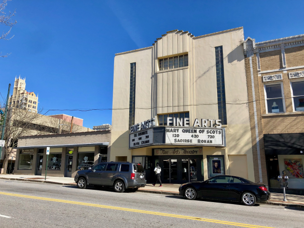 Außenansicht des Feinschmecker-Theaters in St. Louis, Missouri, mit Fahrzeugen auf der Straße, einem Fußgänger auf dem Gehweg, einem Wegweiser, Bäumen, umliegenden Gebäuden und Himmel.