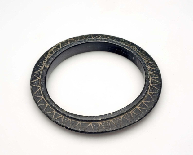 Nahaufnahme einer schwarzen Gummiölabdichtung für Yamaha YZF-R-Reihen-Motorräder auf einer weißen Oberfläche.