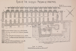Detailierter architektonischer Plan des Anemas-Gefängnisses, der Räume, Korridore, Fenster und Türen zeigt, begleitet von erklärendem Text.