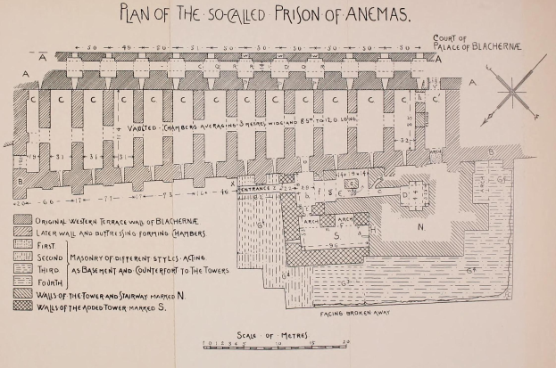 Detailierter architektonischer Plan des Anemas-Gefängnisses, der Räume, Korridore, Fenster und Türen zeigt, begleitet von erklärendem Text.