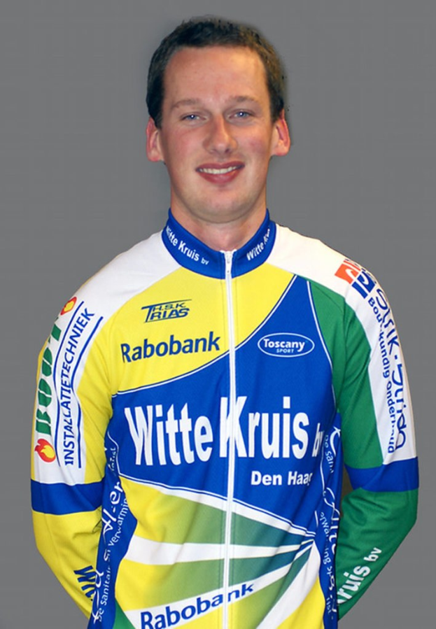 Ein Sportler posiert für ein Foto mit Namen von Sponsoren auf seinem Hemd.
