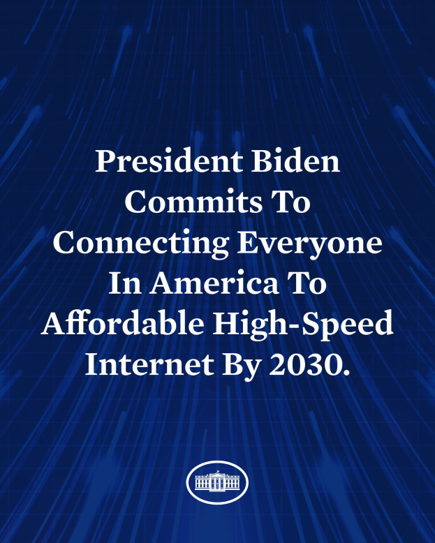 Blauer Hintergrund mit zentrierter weißer Schrift, die besagt: "Präsident Biden setzt sich dafür ein, bis 2030 jeden Amerikaner mit erschwinglichem Hochgeschwindigkeitsinternet zu verbinden."