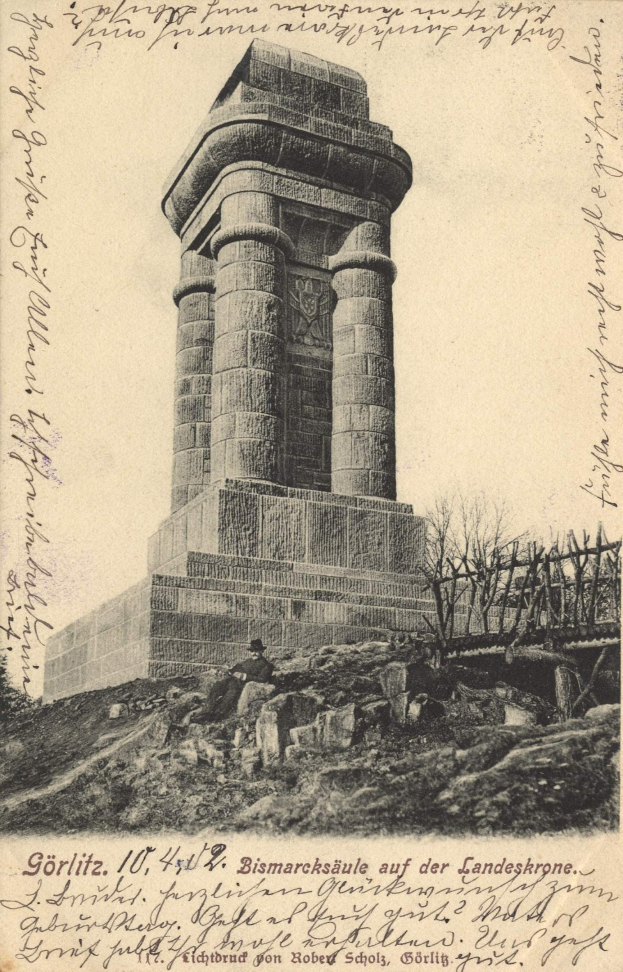 Alte Postkarte mit einer Zeichnung des Bismarcksäule-Denkmals auf der Landeskrone, umgeben von Bäumen und Felsen, mit der Beschriftung "Bismarcksäule auf der Landeskrone" unten.