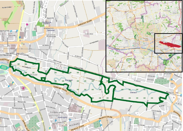 Karte einer in zwei Abschnitte geteilten Stadt mit einer grünen Linie, die die Route einer Fahrradtour, Start-/Endpunkte, Dauer und Sehenswürdigkeiten anzeigt.