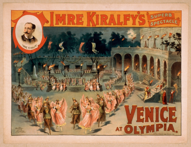 Plakat für Imre Kiralfys Super-Spektakel in Venedig in der Olympia, das kostümierte Performer vor einem gebogenen und säulengestützten Gebäude mit Laternenmasten und Bäumen im Hintergrund zeigt.