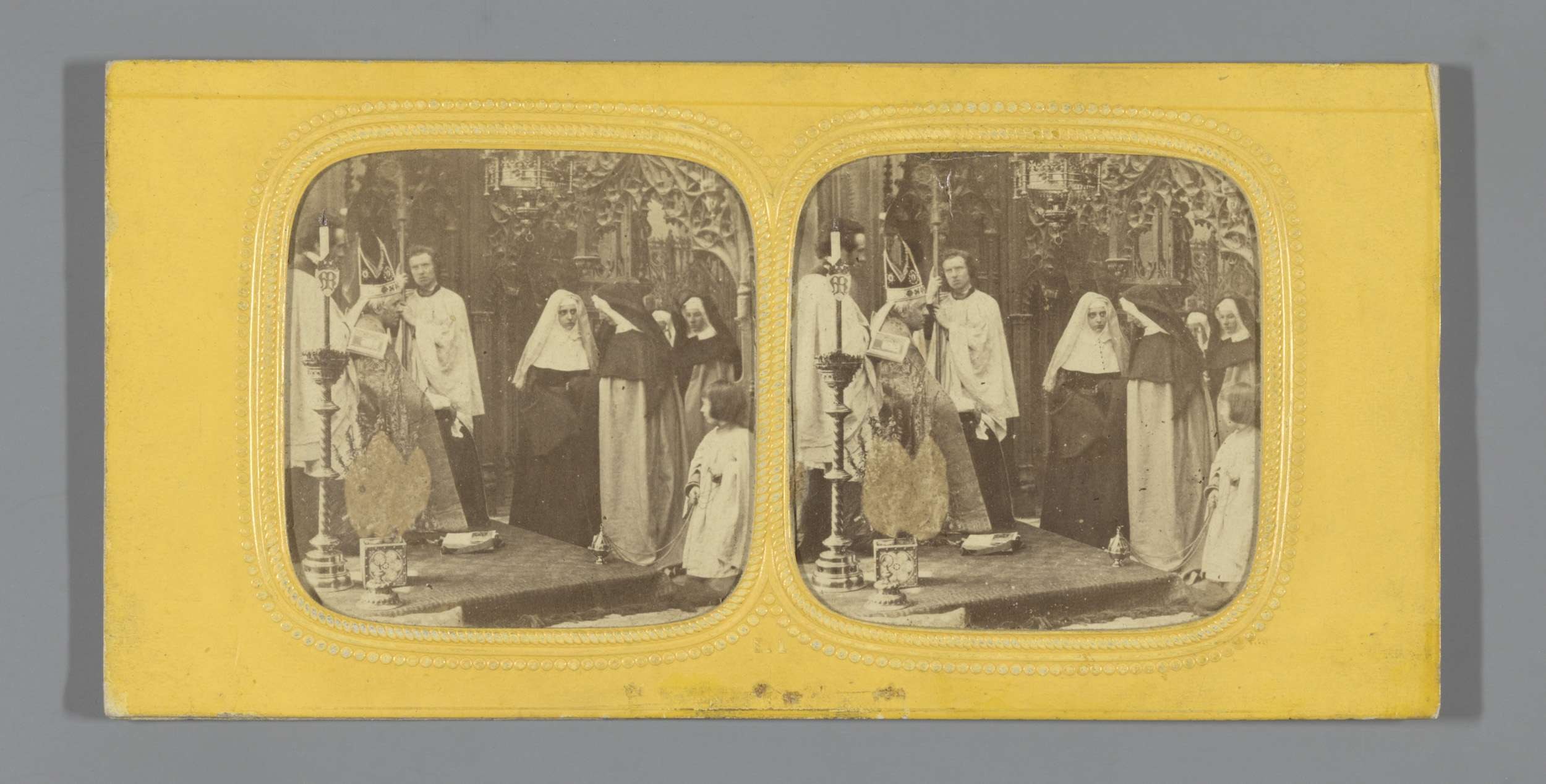 Schwarzes und weißes Foto einer Gruppe von Menschen in traditioneller russischer Kleidung auf einer Bühne, die fröhlich lächeln.