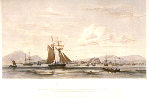 Eine Gruppe von Booten mit Menschen auf einem Gewässer, mit Hügeln und einem bewölkten Himmel im Hintergrund und einem Text am unteren Rand, der lautet: "The Resolution Yacht Returning to Leith Roads from a Cruise in Scotland Waters on 30 August 1848".