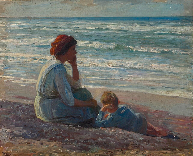 Eine Mutter und ein junger Junge sitzen am Strand bei Sonnenuntergang und schauen auf den Horizont, während die Wellen ans Ufer schwappen, mit einem Himmel in warmen Orangen, Pinks und Purpurs.