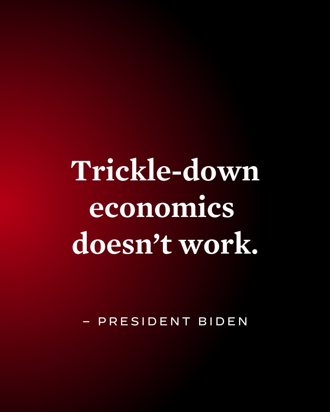 Plakat mit fettem schwarzem Text "Trickle-Down Economics Works Not" auf einem weißen Hintergrund, umrahmt von einem schmalen schwarzen Rand, mit einem Zitat des Präsidenten Biden.