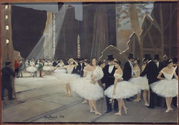 Gemälde mit dem Titel 'Tanz an der Oper' von Jean Beraud aus dem Jahr 1889, das Tänzer in weißen Tutus und Hüten auf einer Bühne mit Bühnenbeleuchtung und einem Photo-Rahmen darstellt.